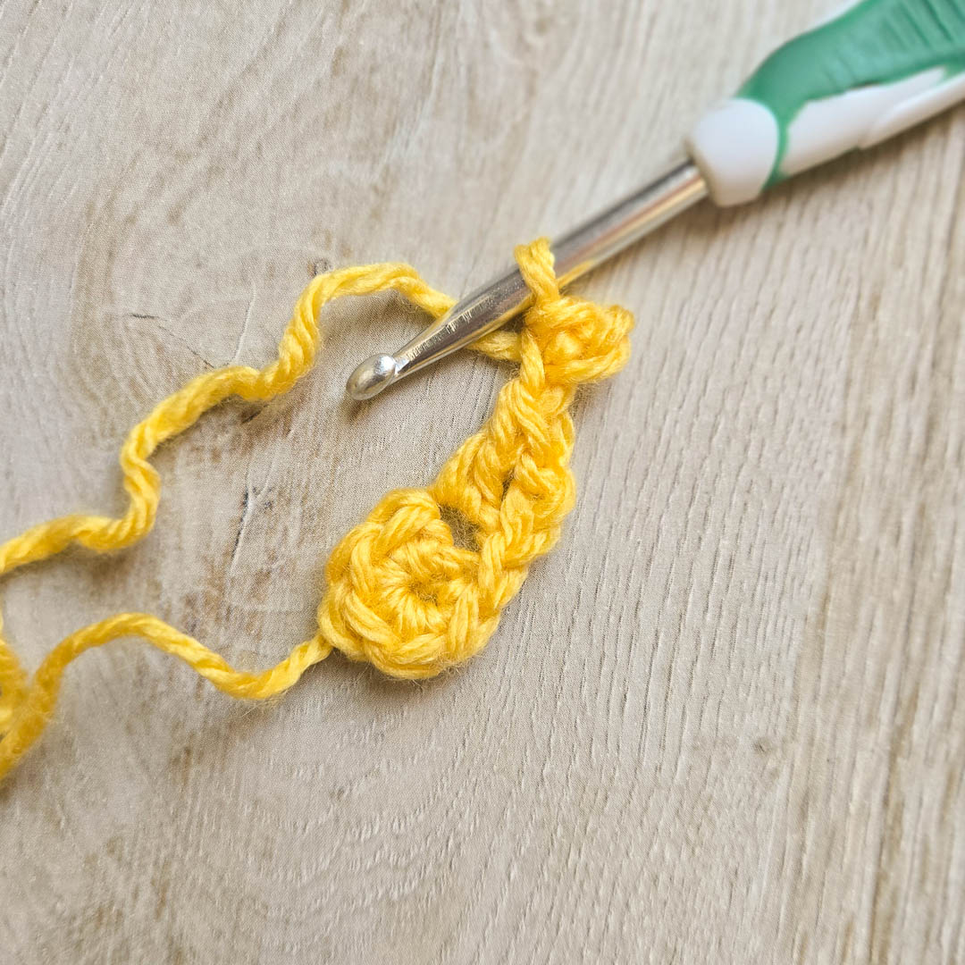 A picot stitch being made for the crochet daffodil tip